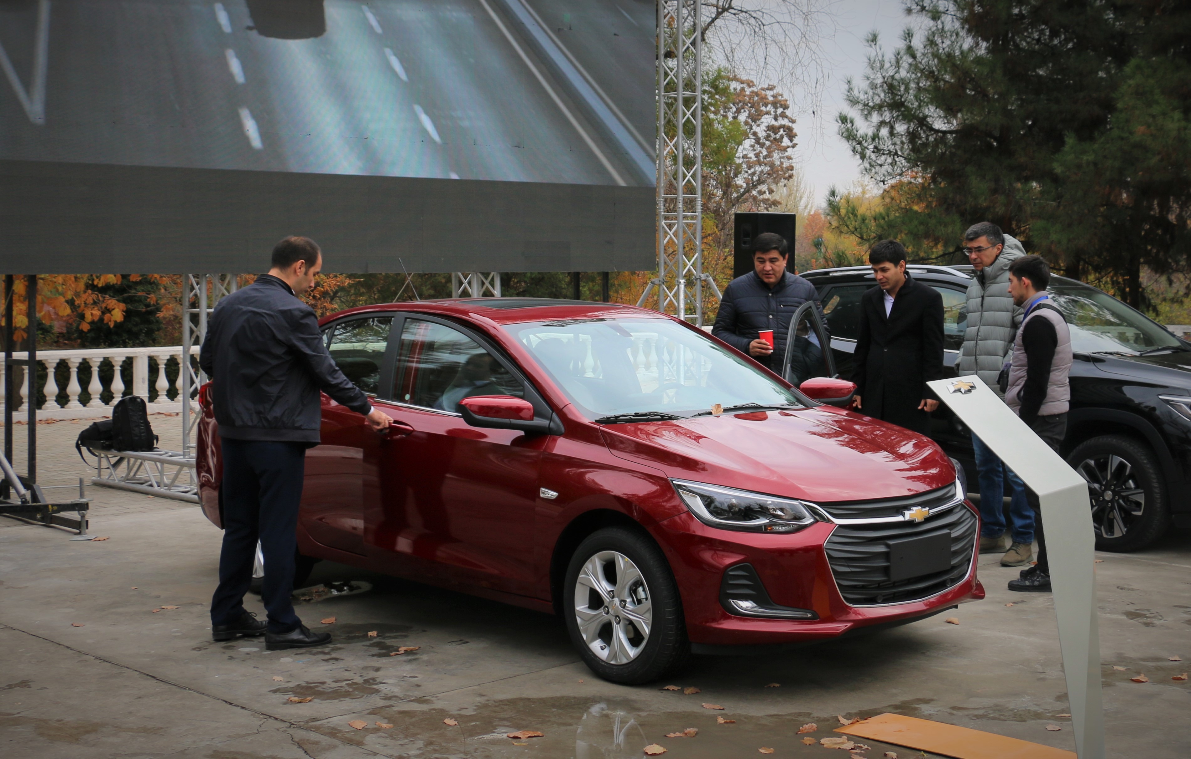 “Uzauto Motors” AJ barcha sanoat mahsulotlarini ishlab chiqaruvchilari qatorida Respublika tarmoqlararo kooperatsiya sanoat yarmarkasida ishtirok etmoqda